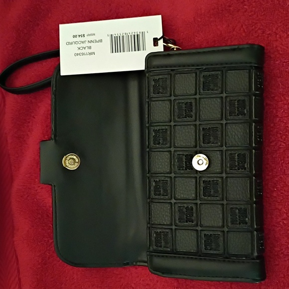NWT🎁FREE GIFT INCLUDED🎁Steve Madden Black Wristlet with Gold Brand Logo - Picture 15 of 16
